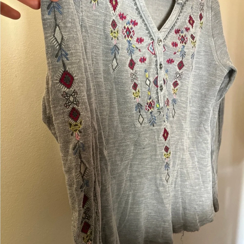Sundance Gray Top with Embroidery - Picture 2 of 7